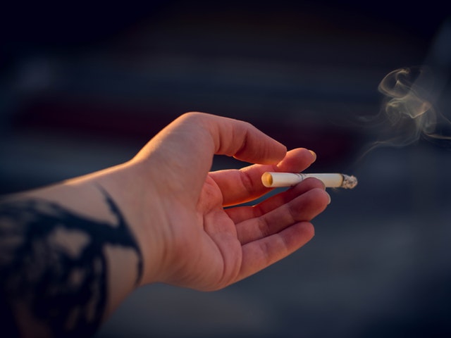 En cigarett i en hand