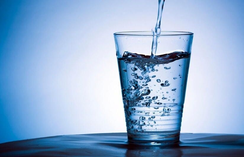 Glas med vatten som hälls upp, ett enkelt avbrott vid nikotinsug